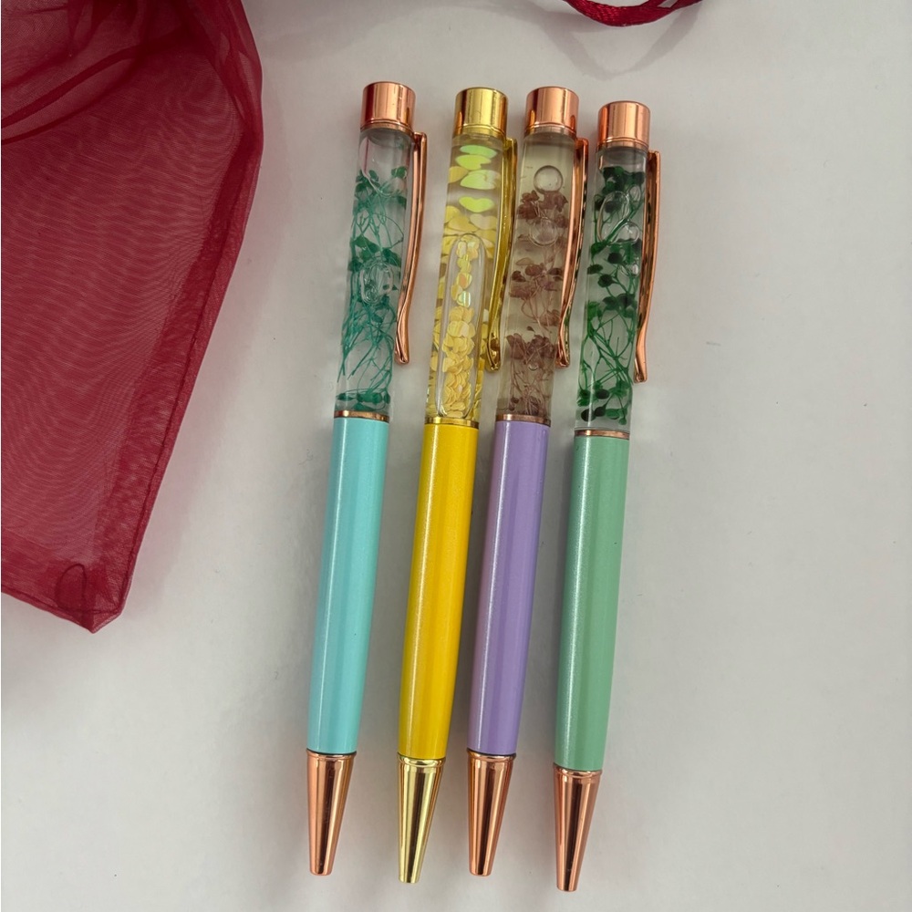 Set of 4 retractable ballpoint pens with beautiful floating liquid